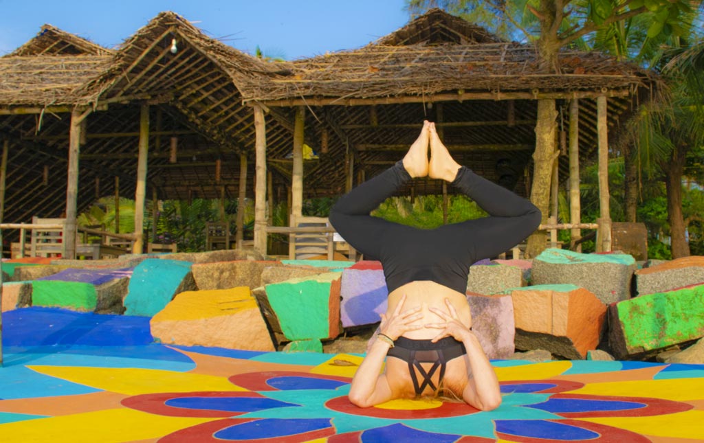 decouverte-yoga-Inde-bienfaits-halasana-papillon-étirement-dos-colonne-vertébrale-posture-pose-relaxation-détente