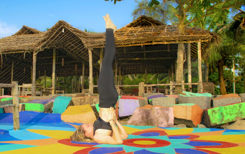 decouverte-du-hatha-yoga-en-Inde-bienfaits-relaxation-posture-sarvangasana-chandelle-pose-colonne-vertebrale