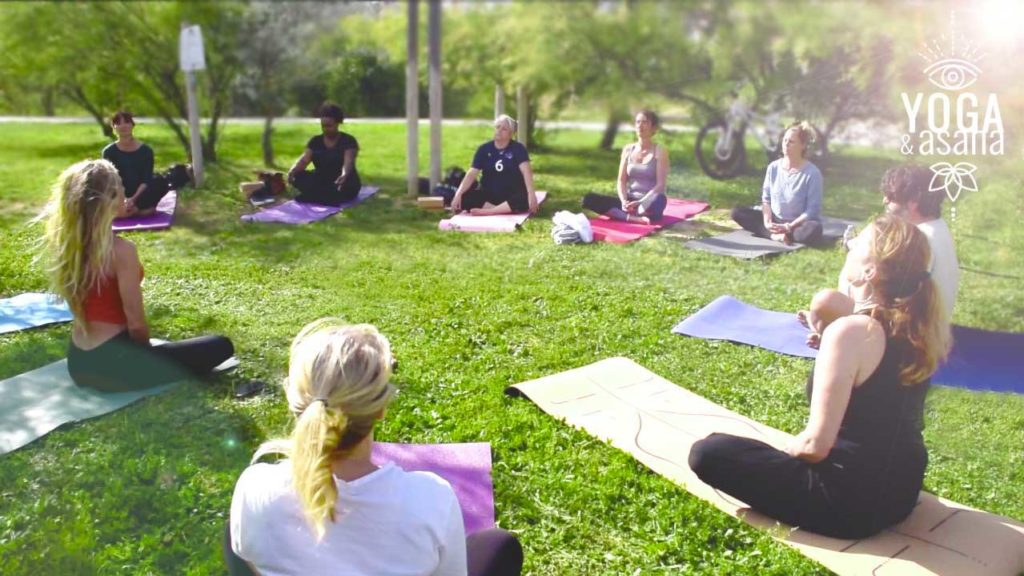 cours de yoga collectif dans l'herbe à Sète avec le studio yoga et asana à Sète