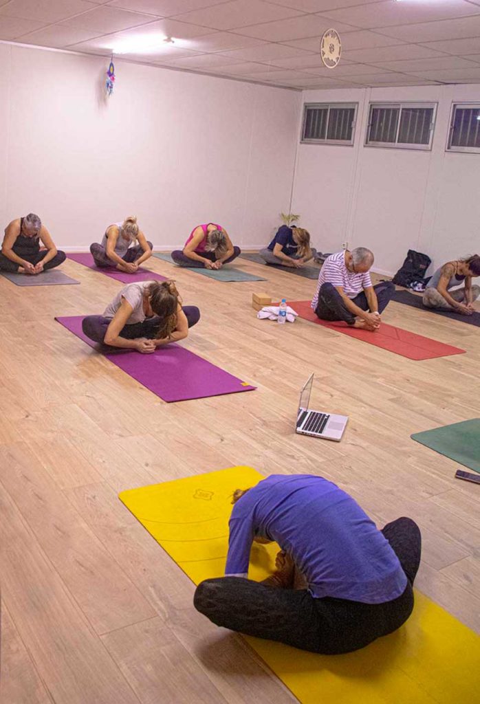 yoga-et-asana-sete-sète-studio-cours-collectifs-vinyasa-hatha-ashtanga-studio-relaxation-souplesse-flexibilite-meditation
