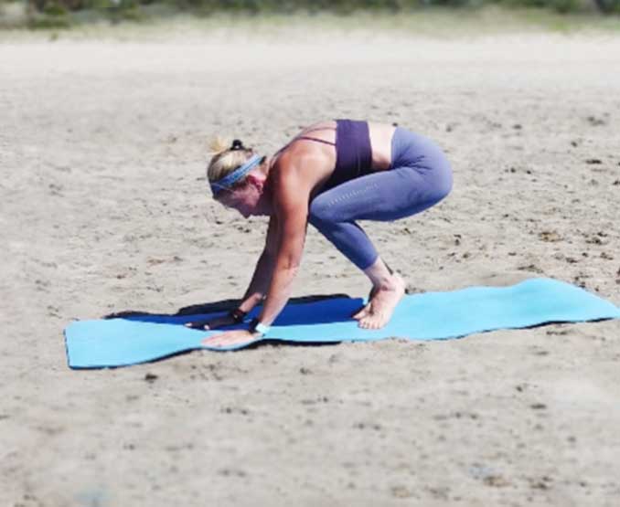 yoga-et-asana-sète-sete-cours-collectifs-hatha-vinyasa-plage-sable-bakasana