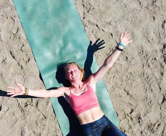yoga-et-asana-sète-sete-cours-collectifs-hatha-vinyasa-plage-sable-happy