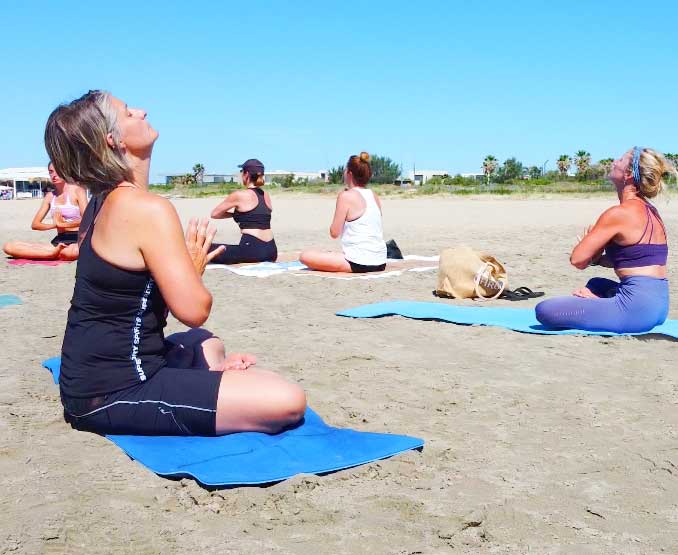 yoga-et-asana-sète-sete-cours-collectifs-hatha-vinyasa-plage-sable